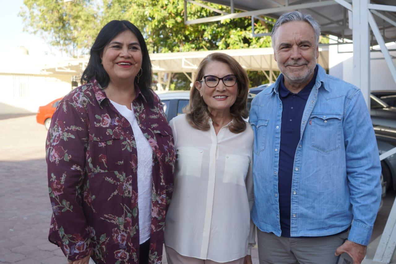 Rosy Sinecio con la Senadora Guadalupe Chavira y Alfonso